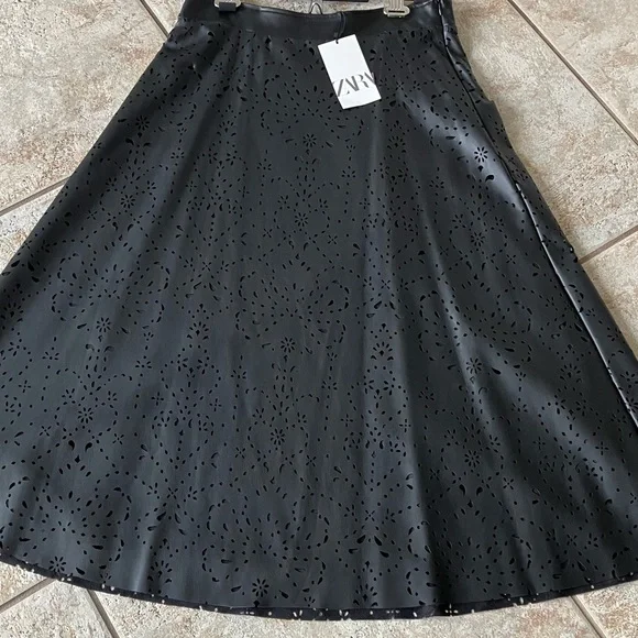 Zara Faux Leather Black Laser-Cut A-Line Skirt NWT Size M - Picture 3 of 3